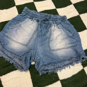Three birds nest shorts
